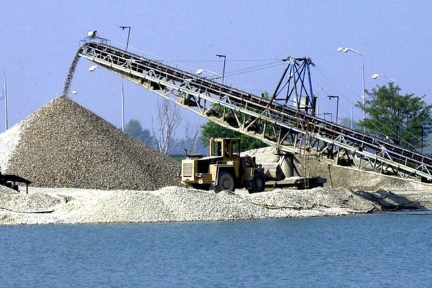 Na bagrovanie sedimentov z dna Dunaja si Taraba udajne vybral Talianov