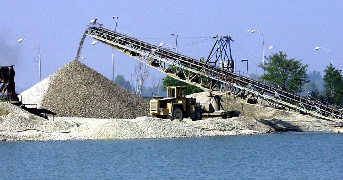Na bagrovanie sedimentov z dna Dunaja si Taraba udajne vybral Talianov