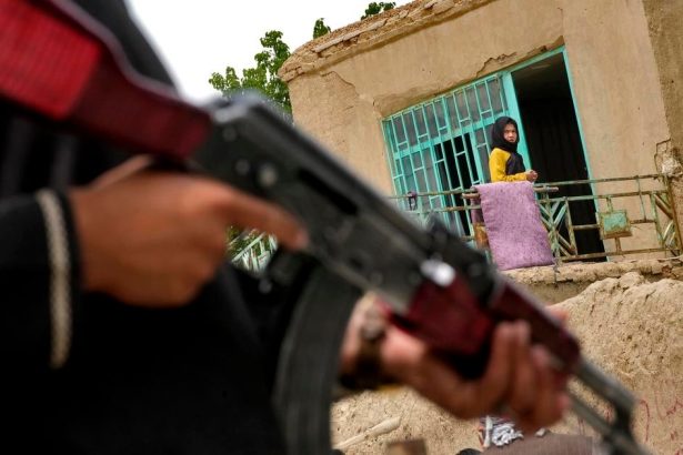 Pri utoku militantov na zakladnu v Pakistane prislo o zivot osem ludi 35 bolo zranenych
