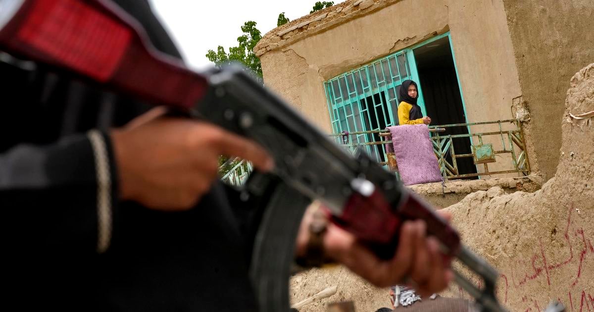 Pri utoku militantov na zakladnu v Pakistane prislo o zivot osem ludi 35 bolo zranenych