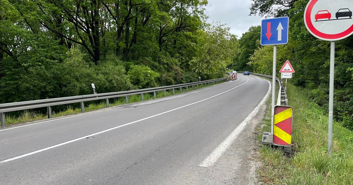 Zosuv na ceste pri Novakoch budu opravovat pripravuju rekonstrukciu Prace si vyzidaju obmedzenia v doprave
