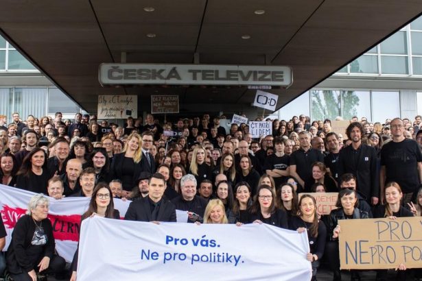 Babosova vlada zrusila poplatky za televiziu a rozhlas Opozicia tvrdi ze ide o slovenske mafianske taktiky