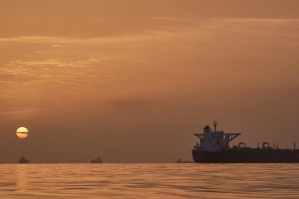 Kazdy den planiju ako stravia noc Tisice namornikov su v Hormuzskom prielive uz 95 dni