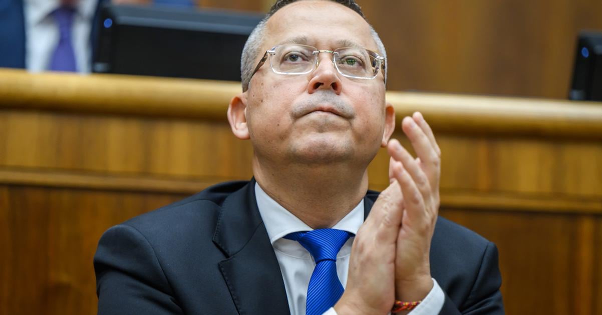 Poslanci podla ocakavani neotvorili rokovanie o odvolavani ministrov Kamenickeho a Migala