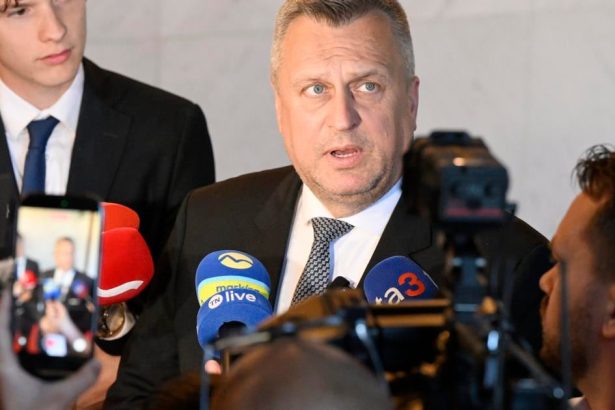 SNS si kladie dalsiu podmienku Rozpocet nepodpori ak dochodky pre ludi nad 90 rokov nestupnu