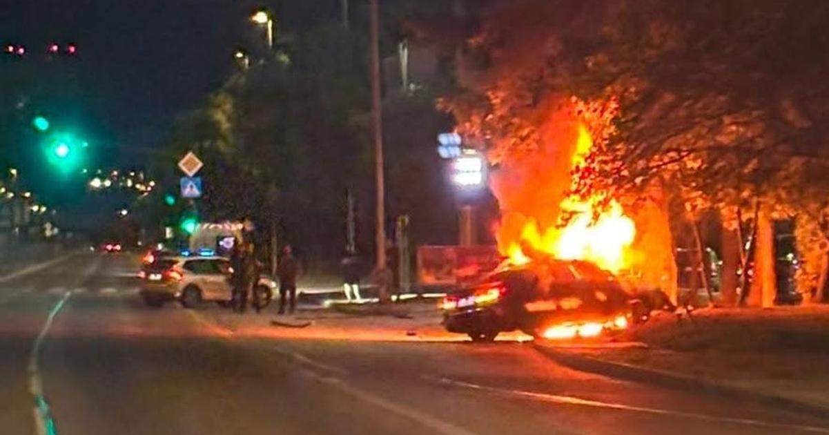 V Petrzalke zasahoval poziar po naraze auta do stlpa