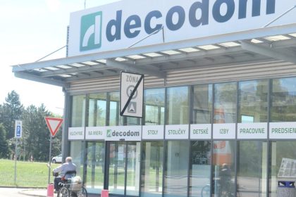 Zamestnanci Decodomu mozu ziadat o davky Klucova podmienka bola splnena ale par dni musia pockat
