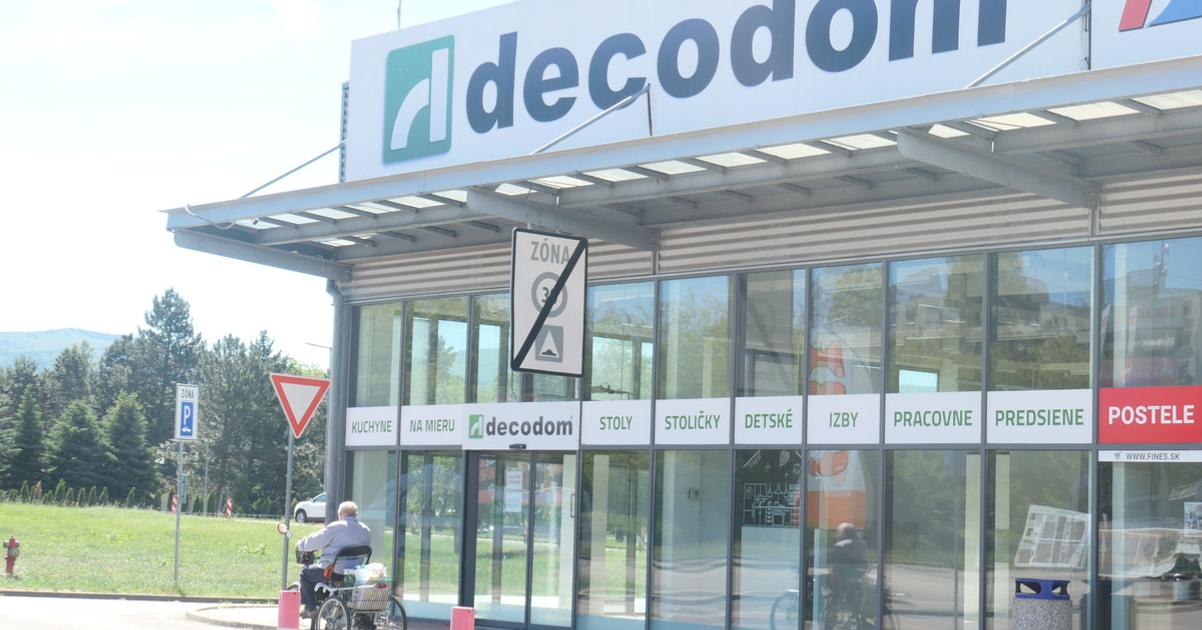 Zamestnanci Decodomu mozu ziadat o davky Klucova podmienka bola splnena ale par dni musia pockat