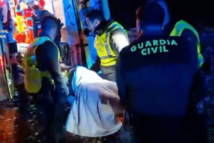 pri zrazke minibusu s cisternou v spanielsku zahynulo pat pol icajtov