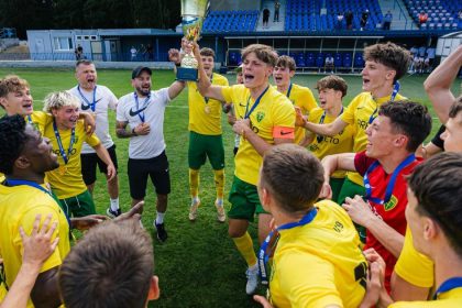 vitazna rozlucka s trenrom futbalisti ziliny oslavuju triumf v cesko slovenskom pohari