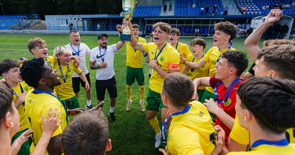 vitazna rozlucka s trenrom futbalisti ziliny oslavuju triumf v cesko slovenskom pohari