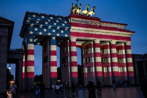 Berlin si pripomenul vyrocie nezavislosti USA farbami americkej vlajky