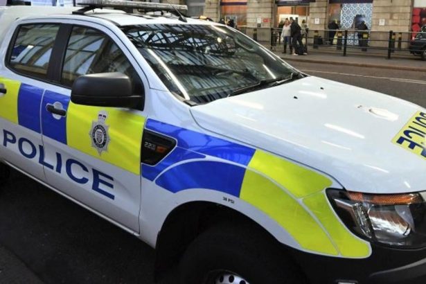 Britska policia skuma dary pre Reform UK od matky odsudenego podvodnika