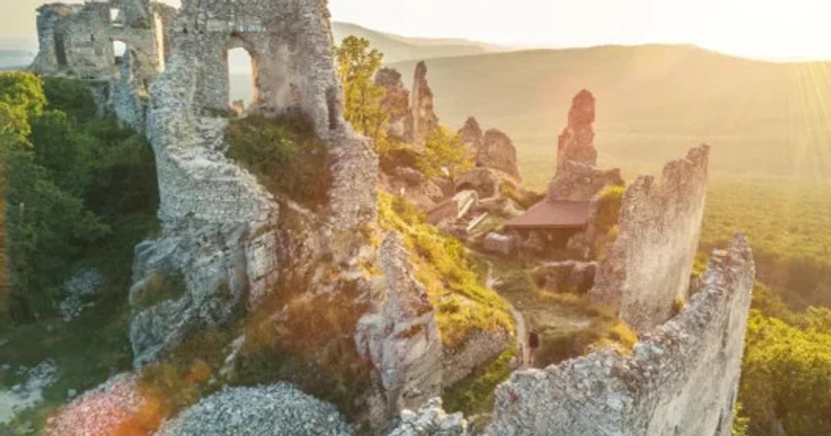 Dve hradn ruiny oij Na jednu sa dostanete zadarmo kyvadlovou dopravou