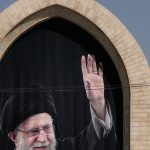 Iran pochovava zabiteho vodcu Procesie budu trvat sest dni