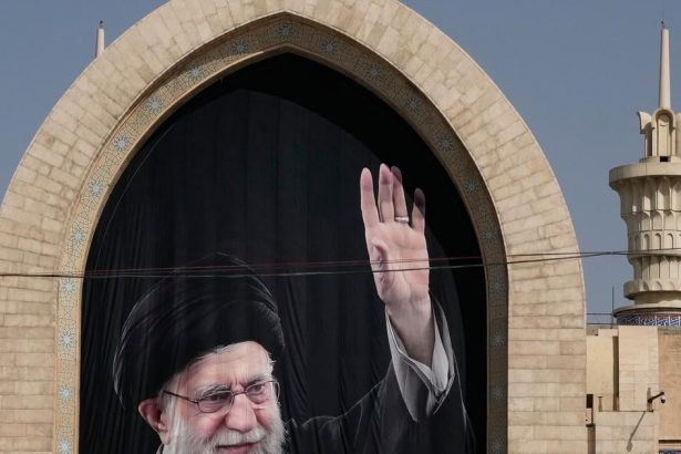 Iran pochovava zabiteho vodcu Procesie budu trvat sest dni