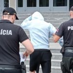 Kosicana obvinili z psychickeho a fyzickeho tyrania druzky Sud ho poslal do vazby