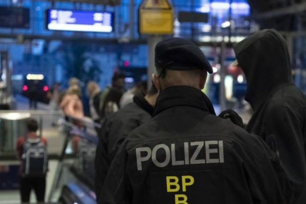 Muz ozbrojeny nozom zadrziaval zenu v berlinskej supermarkete