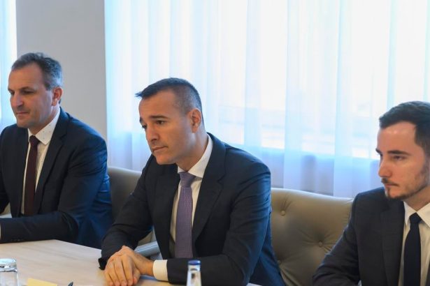PS vyzyva Druckera aby sa vysporiadal s konfliktom zaujmov v ktorom sa nachadza tajomnik Zsembera