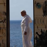 Papez Lev XIV si na ostrove Lampedusa uctil pamiatku obeti medzi migrantmi