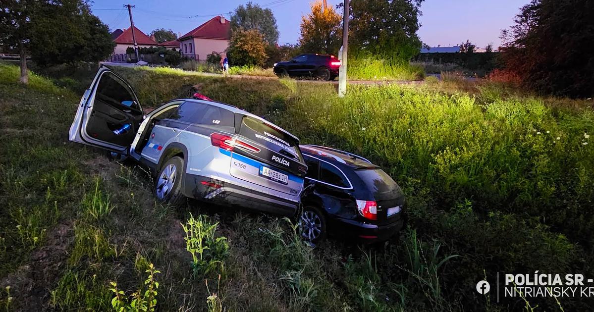 Policia prenasledovala opiteho vodica Nakoniec sa ich auta ocitli na sebe v odvodnovacom kanali