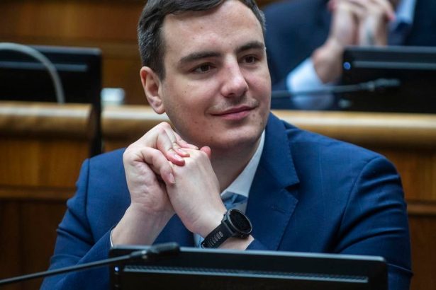 Poslanec David Dej mal nehodu s motocyklistom v Bratislave
