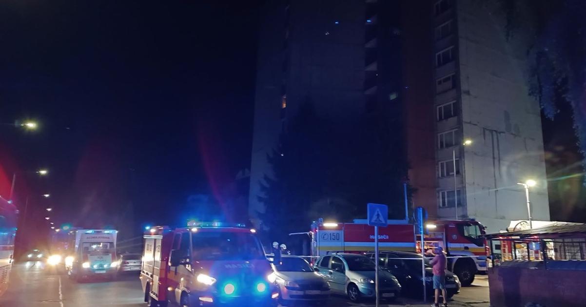 Pozar v bytovke vyhnal obyvatelov na ulicu male dieta skoncilo v nemocnici
