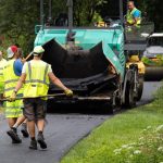 Stredoslovaci vsadili na genialny napad Rozbitu cestu vypnaju asfaltom z cigaretovych ohorkov