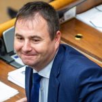 V meste Smeru bojuju byvali a sucasni clenovia strany proti sebe Medzitm sa v Zlatych Moravciach deju podivne veci