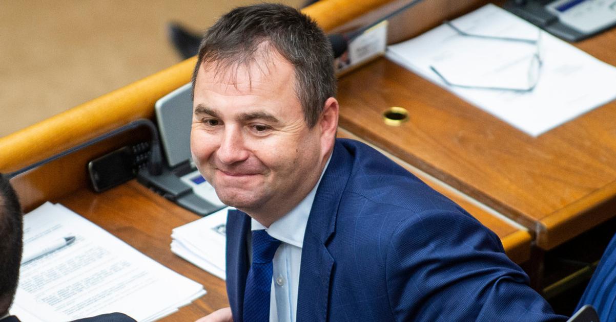 V meste Smeru bojuju byvali a sucasni clenovia strany proti sebe Medzitm sa v Zlatych Moravciach deju podivne veci