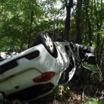 Vazna nehoda Auto skoncilo na streche mladeho sofera musel odviez vrtulnik