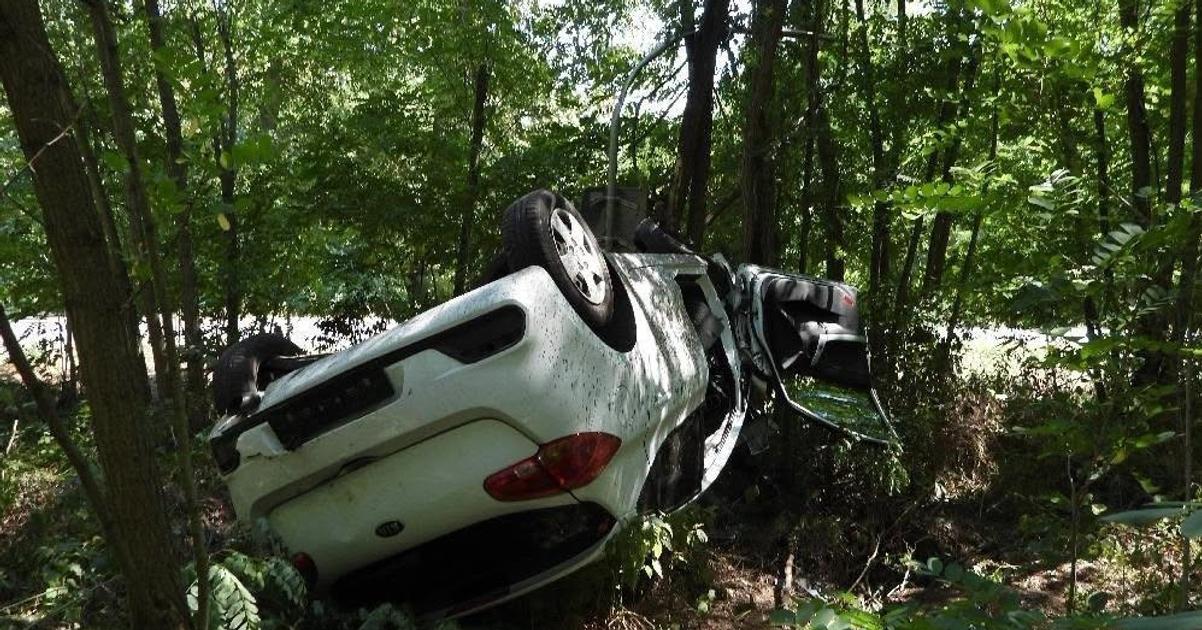 Vazna nehoda Auto skoncilo na streche mladeho sofera musel odviez vrtulnik