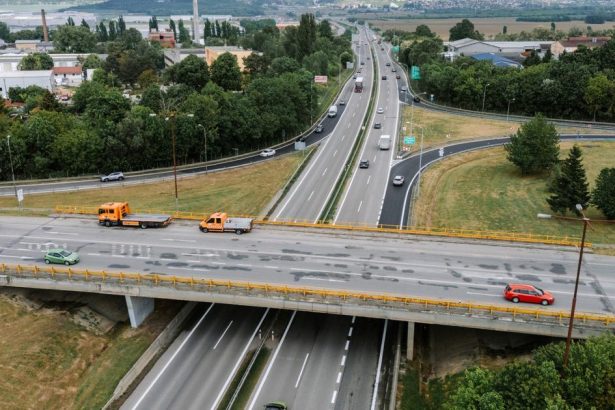 Vecer sa zacnu dopravne obmedzenia Most nad rychlostnou cestou dostane novy asfalt