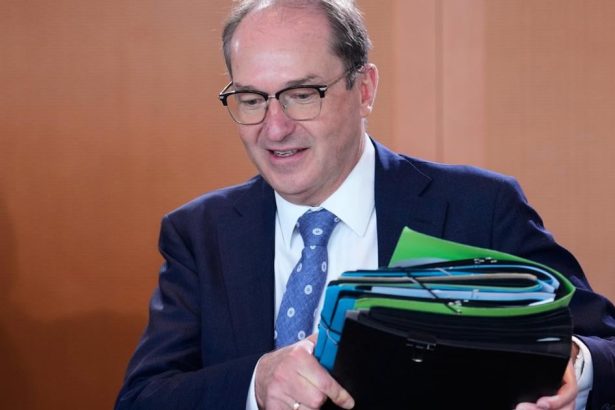 nemecky minister vnutra varoval pred moznymi utokmi na uzemi krajiny