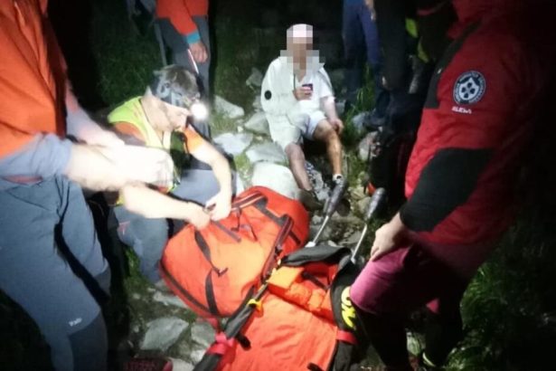 vycerpany senior sa splhal tatranskym terenom a pomoc najprv odmietal nakoniec skoncil na nosidlach