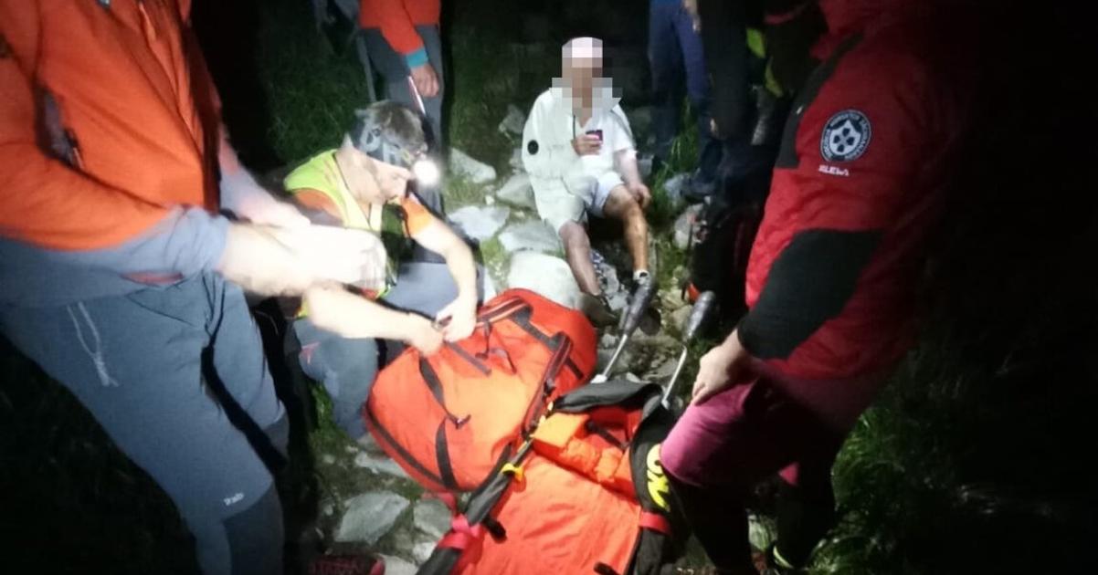 vycerpany senior sa splhal tatranskym terenom a pomoc najprv odmietal nakoniec skoncil na nosidlach
