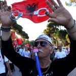 ziadaju koniec premiera albanci protestovali v uliciach tirany uz 35 den po sebe