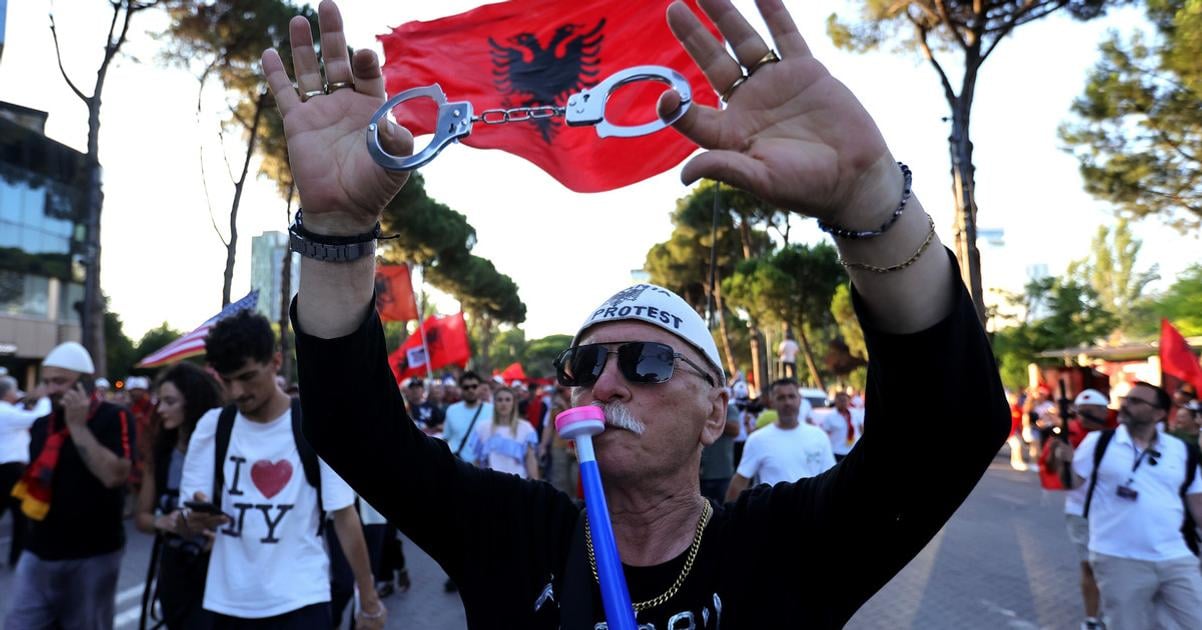 ziadaju koniec premiera albanci protestovali v uliciach tirany uz 35 den po sebe
