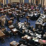Americky Senat schvalil kratkodobe financovanie uradov aby predisiel uzatvoreniu pred volbami do Kongresu