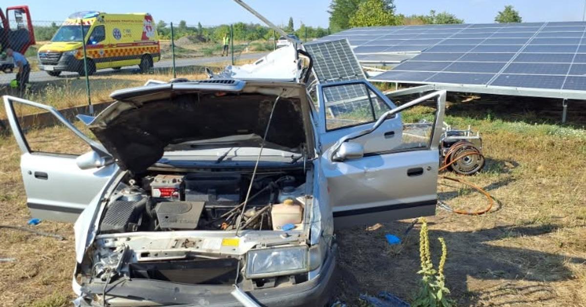 Auto zislo z cesty po havarii museli zakliesneneho vystrihnut skoncil v nemocnici