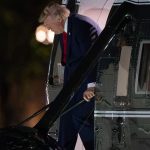 Desiatky pasazierov o nicom netusili Trumpov unik z Air Force One z nich spravil navnadu