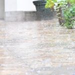 Po umornych horucavach nastali burky Z vychodu hlasia intenzivne zrazky hrozi aj povoden