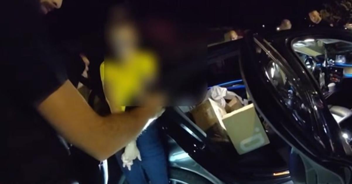 Policajti zadrzali vykradacov balikomatov Muz a zena mali pri sebe drogy
