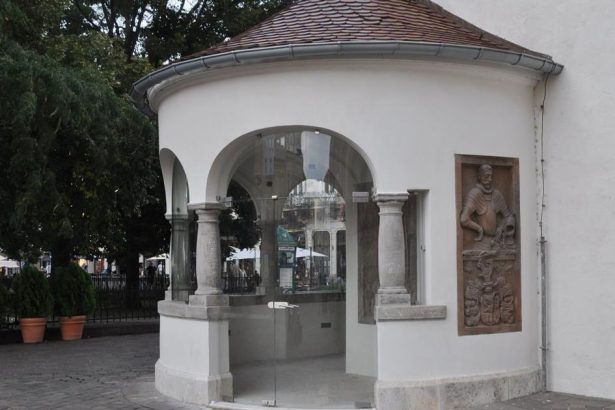 Preglejka z Urbanovej veze zmizla Sklenene dvere museli po prasknuti zamku a vetre vyrobit nanovo