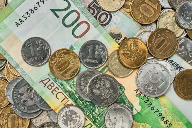 Rusi masovo vyberaju peniaze z bank Vysokym urokom a reciam o dobrej kondicii neveria