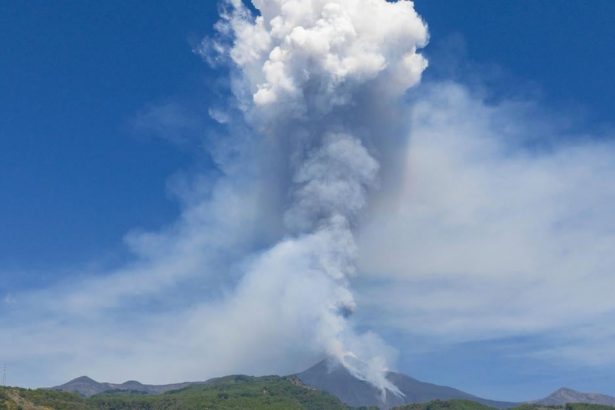 Sopka Etna zastavila prevadzkou letiska v Catania