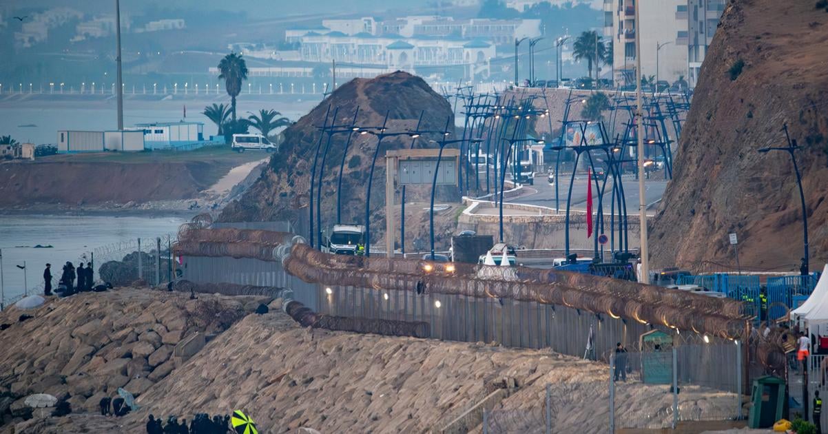 Stovky migrantov sa priblizili k hranici Ceuty Varovania pred velkym naporom sa nepotvrdili