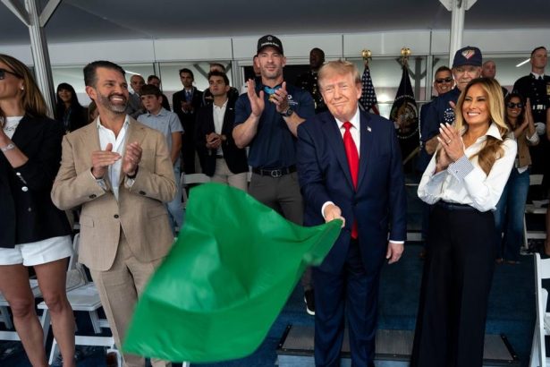 Trump odstartoval preteky IndyCar v centre Washingtonu nariedil ich usporiadat ako sucast oslav vyrocna vzniku USA