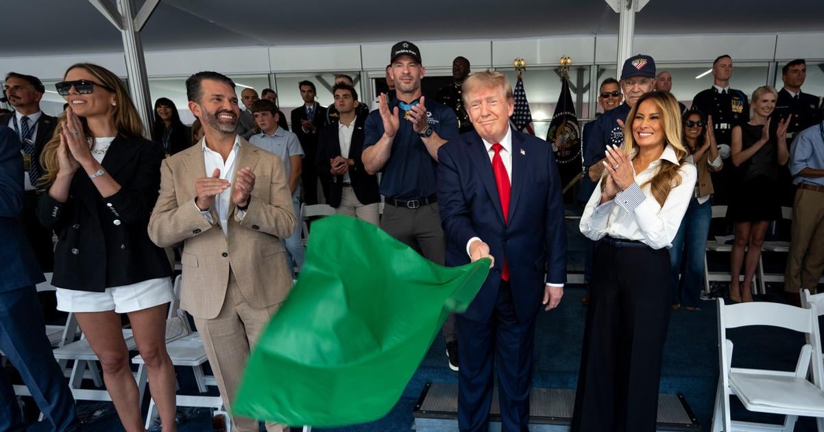 Trump odstartoval preteky IndyCar v centre Washingtonu nariedil ich usporiadat ako sucast oslav vyrocna vzniku USA