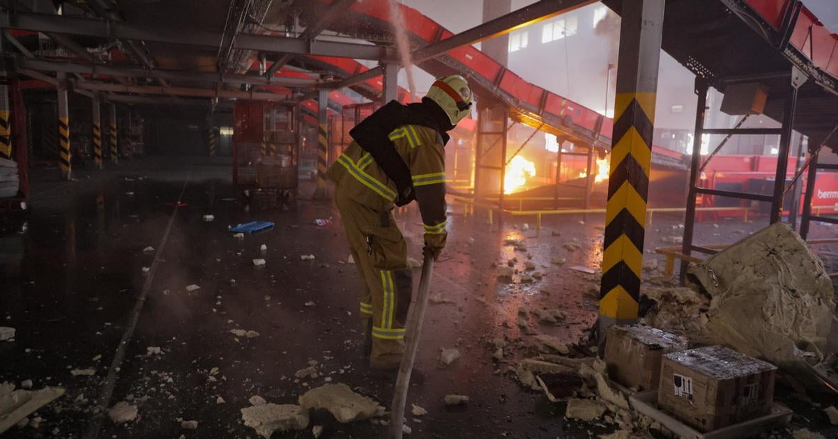 Ukrajina Rusko Online Na Zaporozie dopadli klzne bomby v Chersone utocili ruske drony hlasia tri obete
